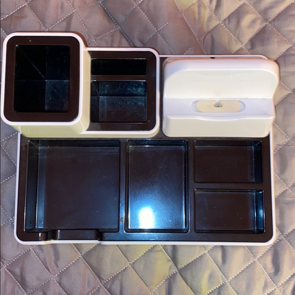 🦋SALE🦋 
Desk Organizer with charging ports